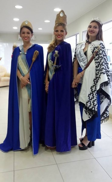 Embajadoras y Reinas  en la Fiesta de 25 de Mayo