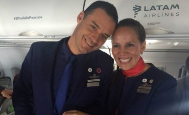 El Papa casó a una azafata y su pareja en pleno vuelo