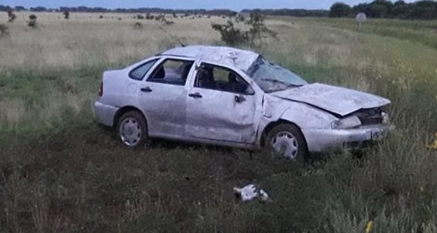 VUELCO CERCA DE CARRO QUEMADO