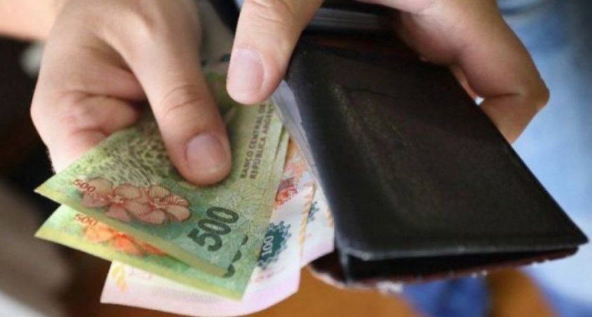 Este martes cobrarán  el bono de 12.500 pesos