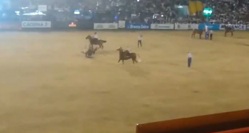 Tuvo la mala suerte que se le salió el estribo, no soltó la rienda y la yegua le cayó encima (VIDEO)