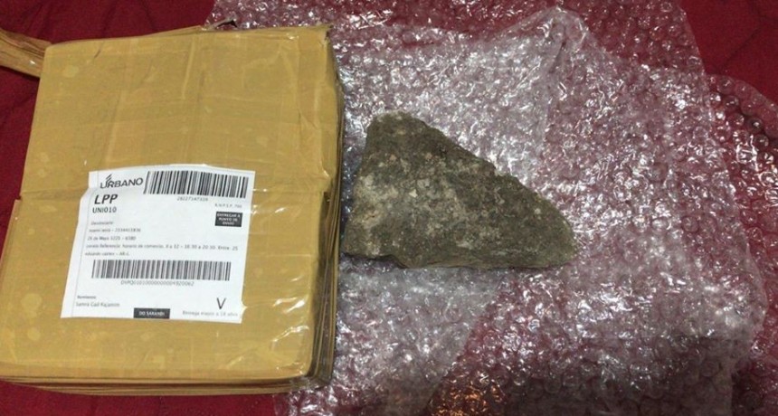 CASTEX: COMPRO UN CELULAR POR MERCADO LIBRE Y LE MANDARON UNA PIEDRA