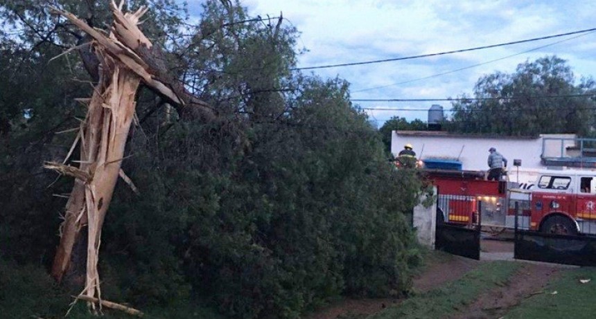 CENTELLA OCASIONA INCENDIO EN UN HOGAR, RESCATAN A UNA PERSONA Y QUEMA INFINIDAD DE ARTEFACTOS ELECTRICOS EN LOS BARRIOS