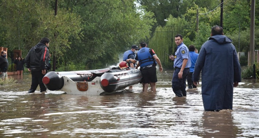 Santa Rosa colapsada por la lluvia: barrios anegados, calles cortadas hay mas de 100 personas evacuadas