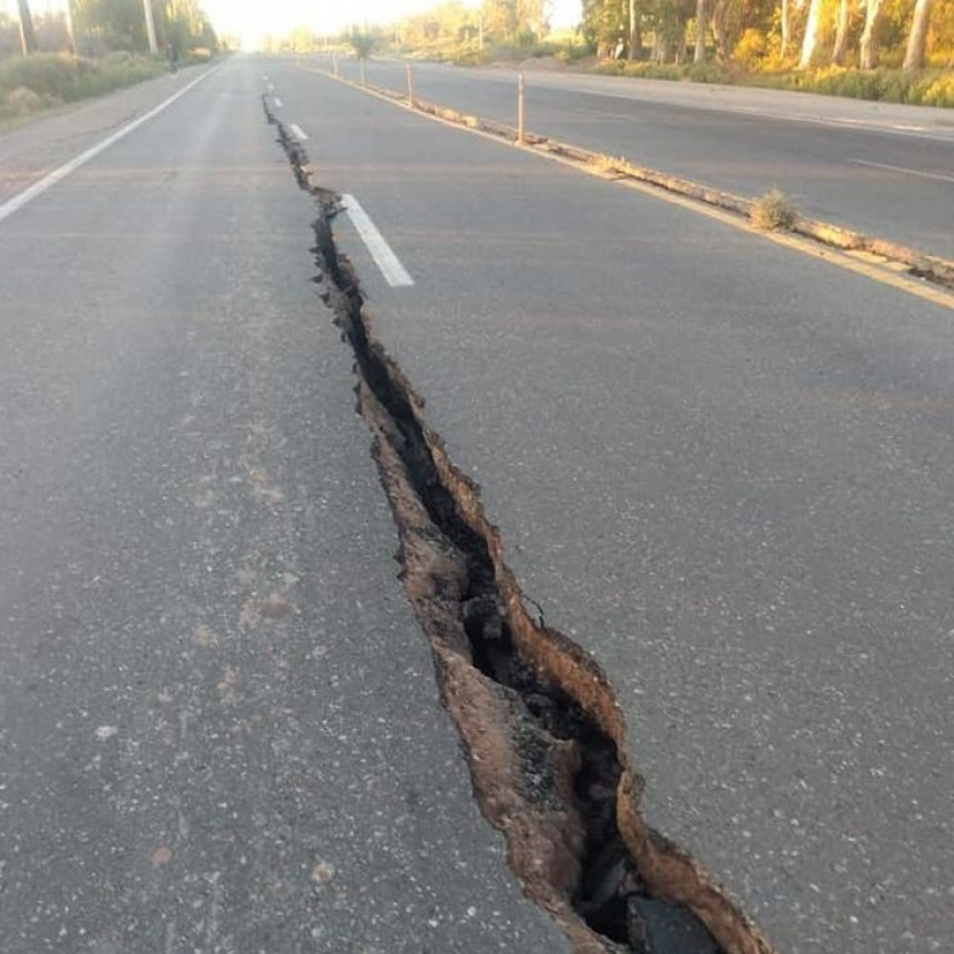 Cierran un tramo de la Ruta 40 por grietas de hasta 3 metros