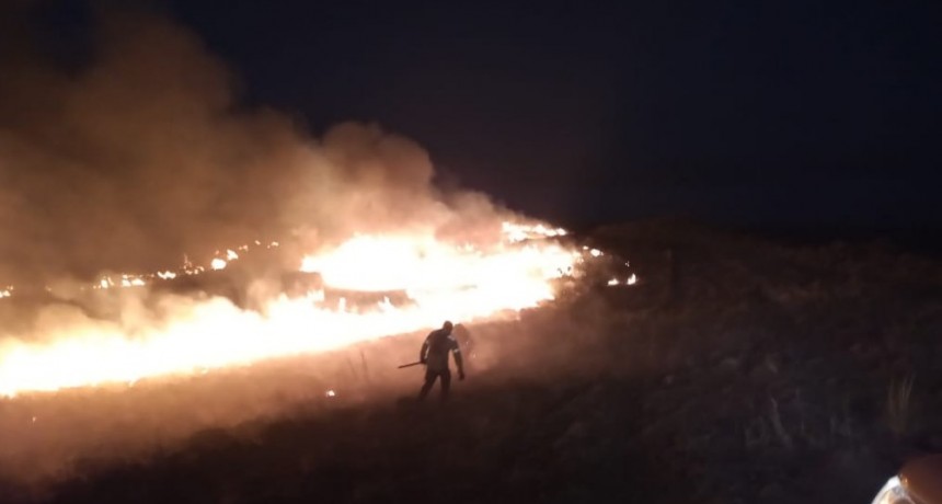 Defensa Civil controló incendios en Emilio Mitre, Paso de los Algarrobos y en el límite con Mendoza