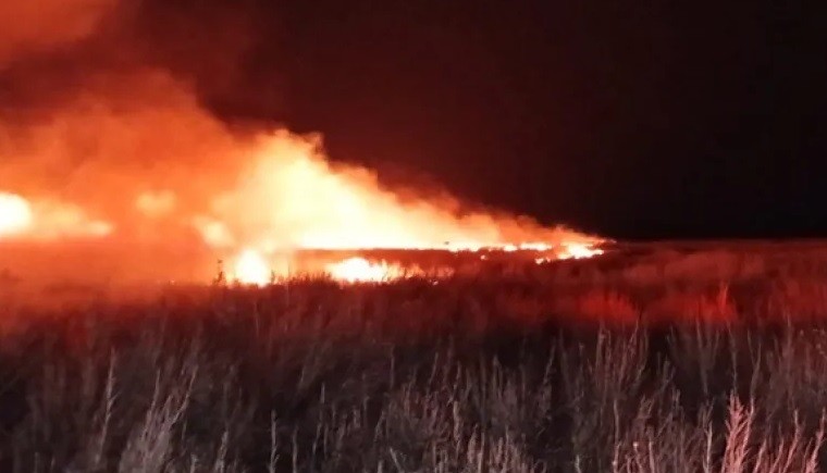 Defensa Civil combate incendios en el oeste provincial 