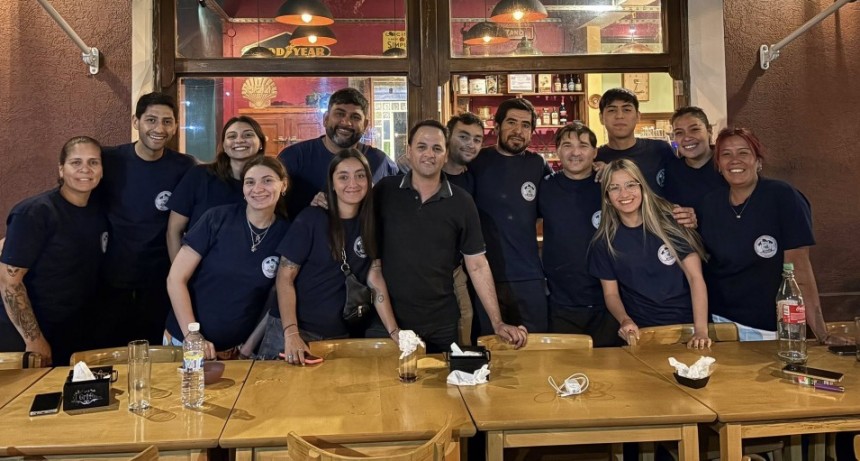 EL GRIFO BAR AGASAJÓ A LOS BOMBEROS