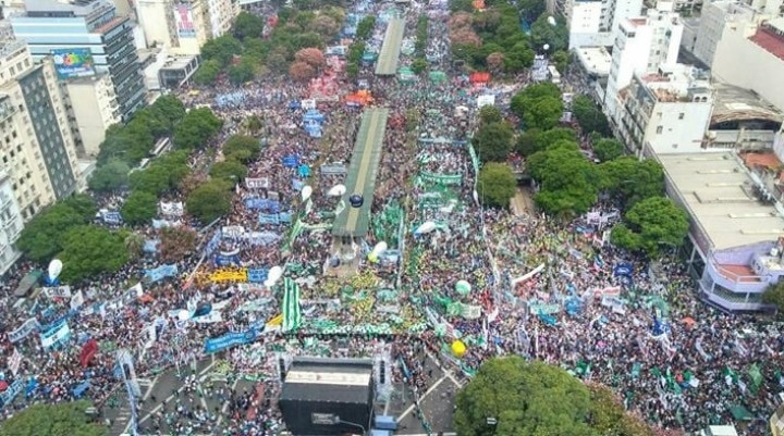 Una multitud contra el ajuste