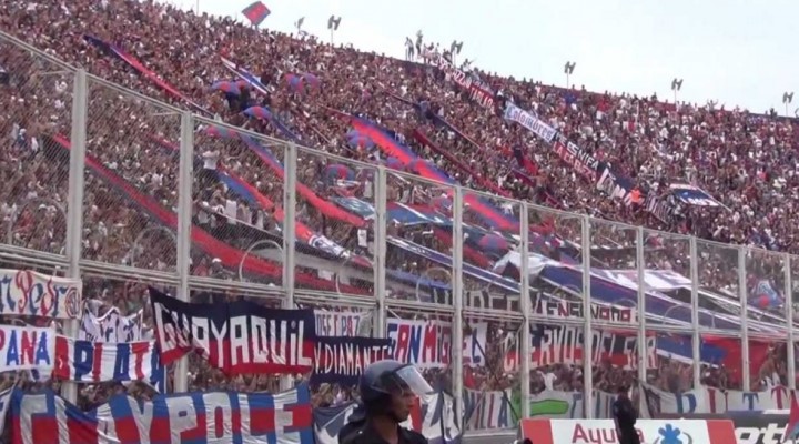 Futbol: la AFA dice que se puede putear a Macri