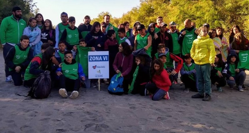 Jóvenes pampeanos sobre el cauce seco del Atuel