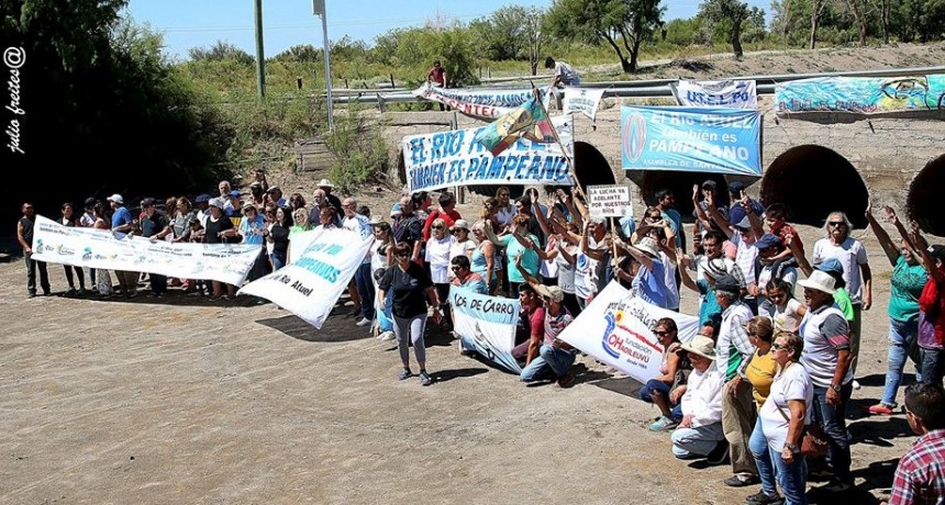 La caravana por el Atuel llegó a Algarrobo del Águila con un grito más vivo que nunca