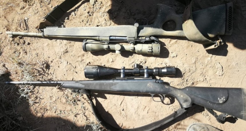 ATRAPAN A FURTIVOS CON UN CIERVO Y ARMAS CON SILENCIADORES
