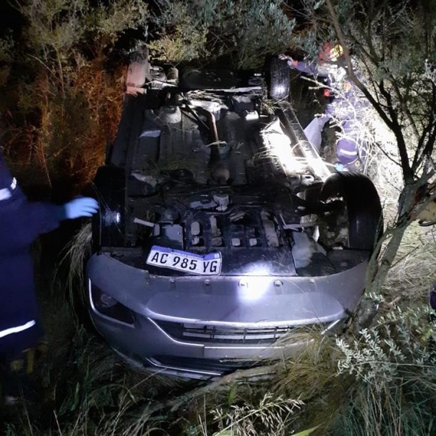 ACCIDENTE EN RUTA 10: IBAN 8 PERSONAS EN UN CHEVROLET PRISMA Y VOLCARON