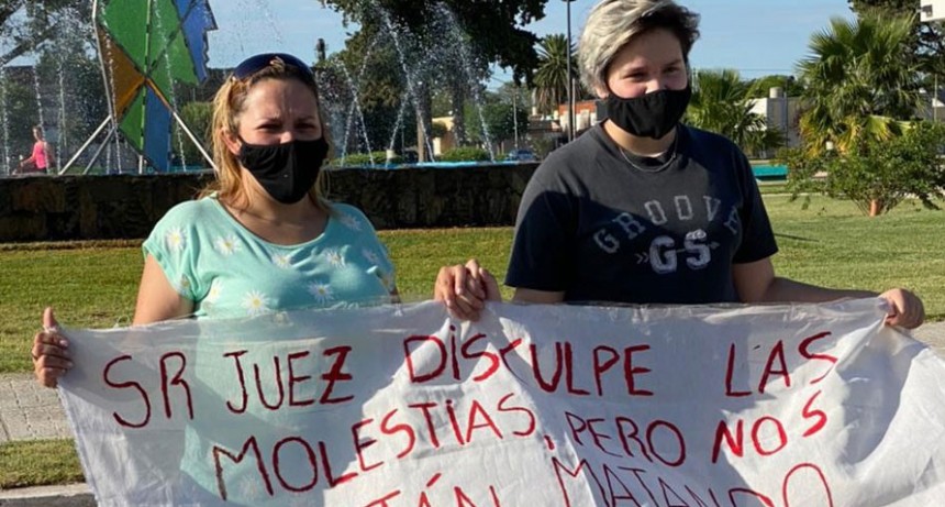 El policía lo debería tener él, así mi familia y todo el pueblo está resguardado