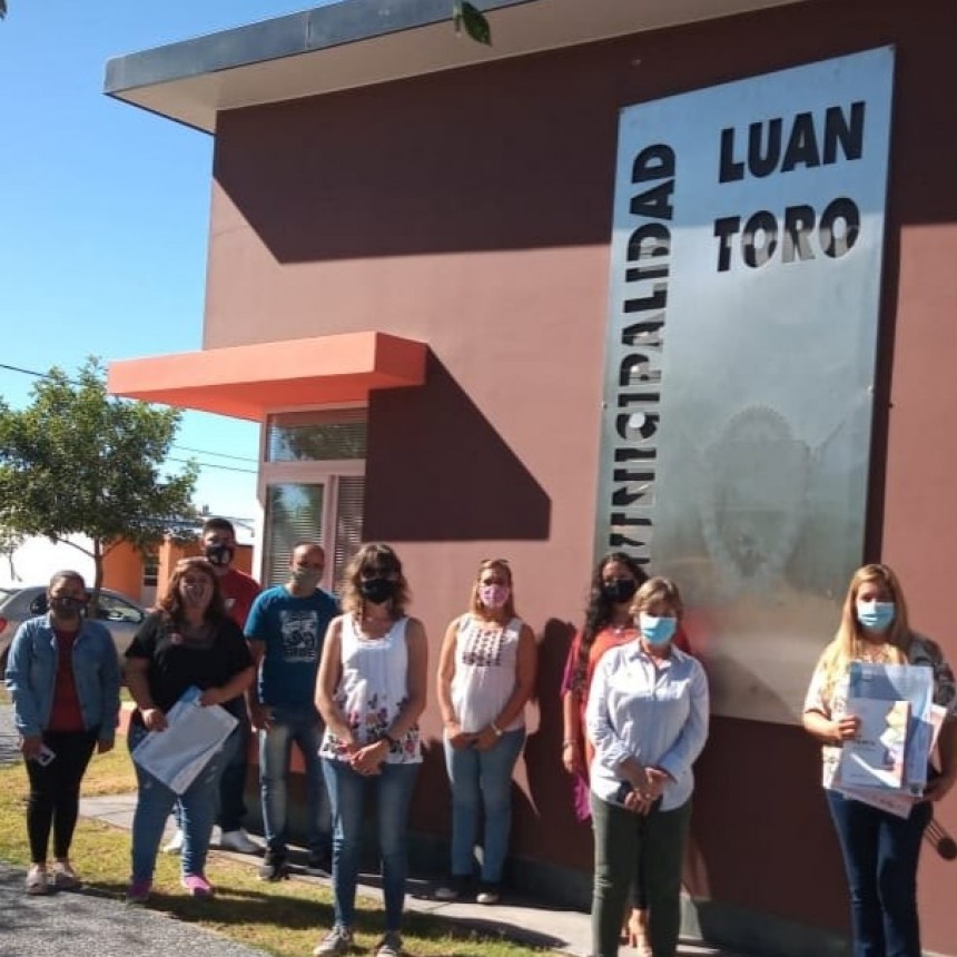 LUAN TORO: SEC. DE TURISMO PROVINCIAL REUNIDOS CON ARTESANOS LOCALES