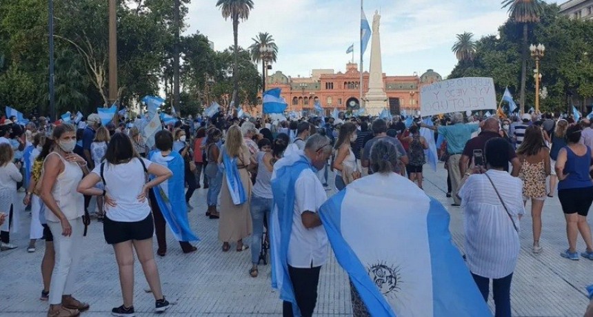 Protesta opositora en Plaza de Mayo y otros puntos del país