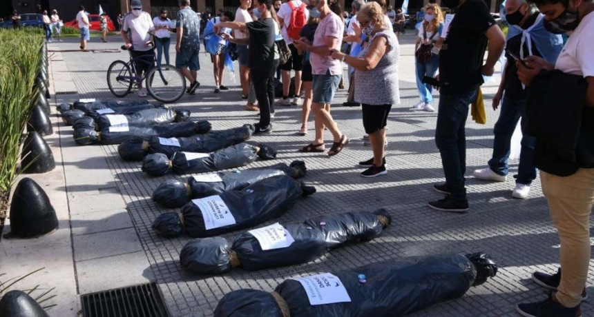 La emoción de Mauricio Macri por la marcha opositora en la que lanzaron bolsas mortuorias en Plaza de Mayo