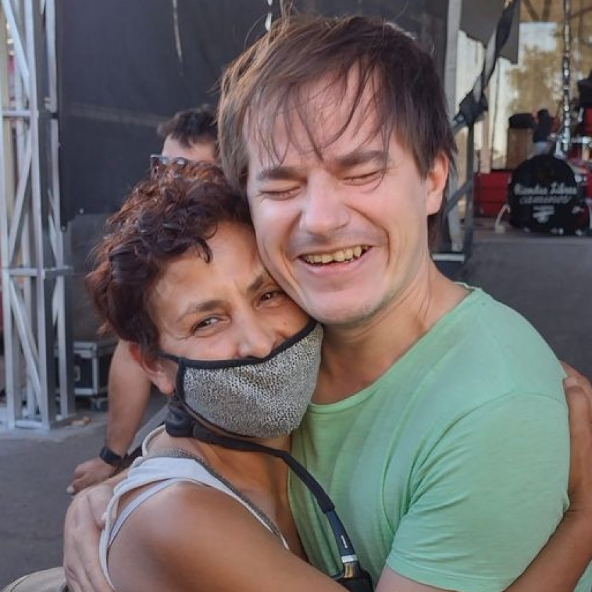 Una victoriquense se reencontró con Nahuel Pennisi, ex alumno suyo, en la Fiesta de la Ganadería