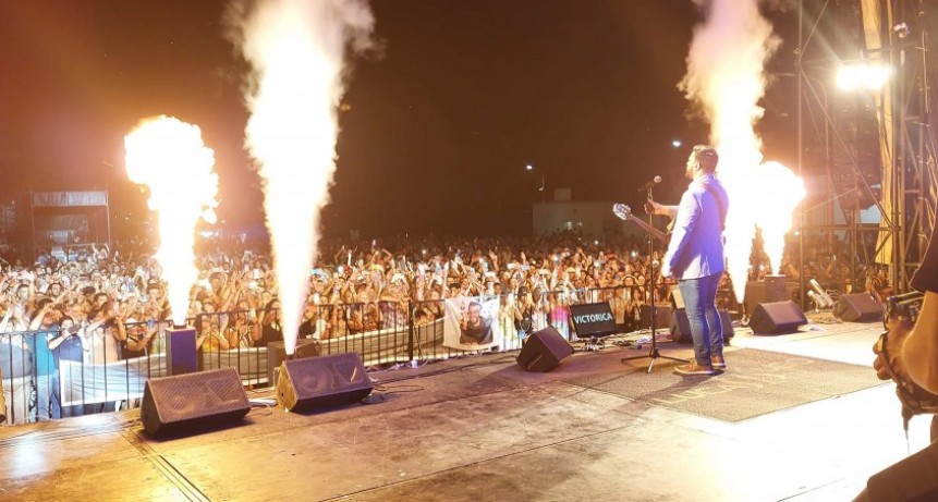 A pura cumbia, Lucas Sugo cerró la segunda noche haciendo historia en la Fiesta