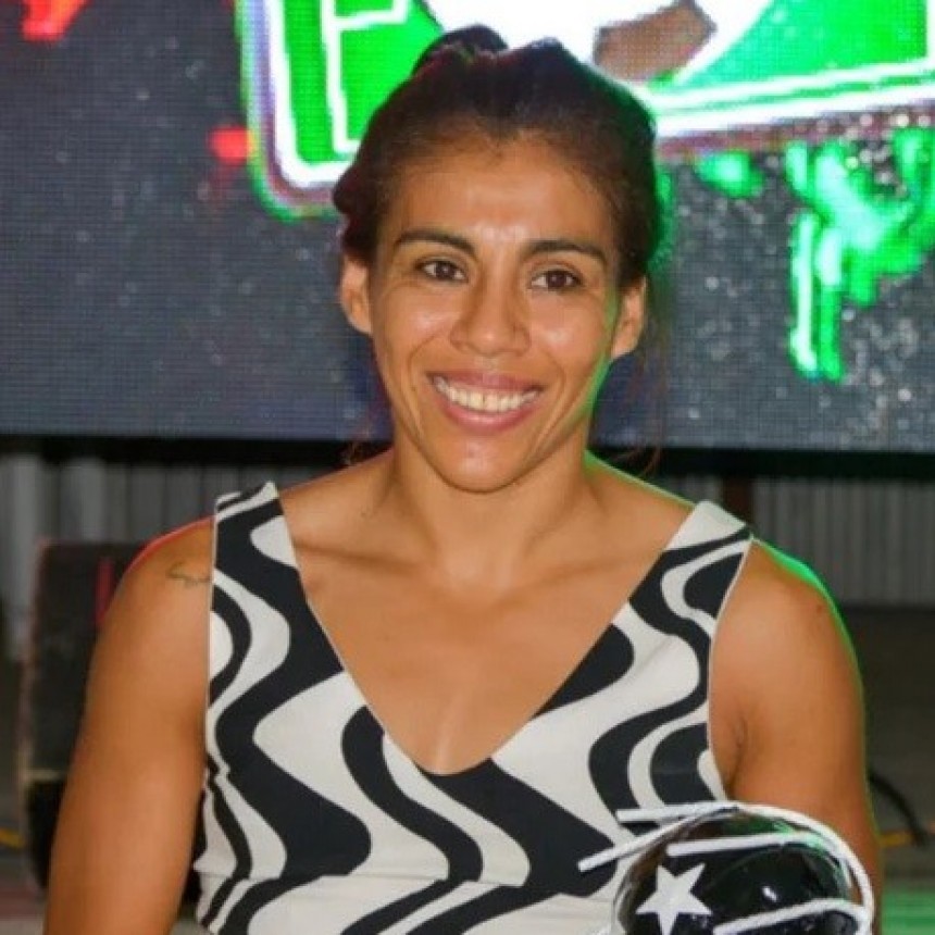 LA MEJOR FUTBOLISTA DEL AÑO FUE DE CARRO QUEMADO