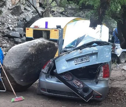 Vacaciones no tan tranquilas... una roca aplastó un auto en un camping de Nogolí
