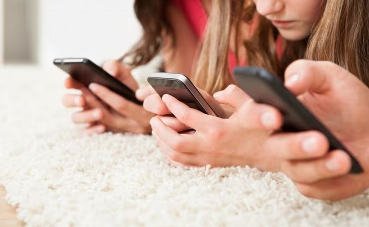 Desaconsejan que niños usen el celular: 