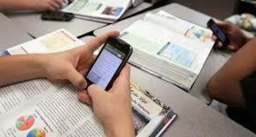 La Pampa prohibi&oacute; el uso de celulares en las escuelas primarias y lo restringi&oacute; en los colegios secundarios