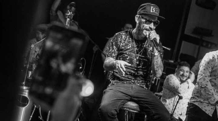 Gesto ejemplar: Ulises Bueno interrumpió un recital para frenar a PUNGAS