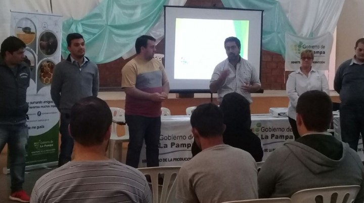 CAPACITACION SOBRE CRIA DE POLLOS CAMPEROS Y PONEDORAS