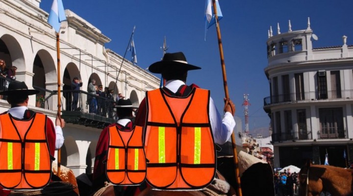GAUCHOS CON CHALECOS REFRACTARIOS EN DESFILE???.