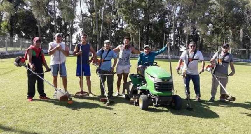 Futbolistas de primera cortan el pasto y mantienen su propio estadio