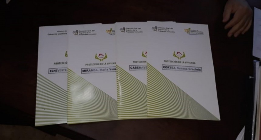 ENTREGA DE CARPETAS CON RESOLUCIONES DE PROTECCIÓN DE LA VIVIENDA