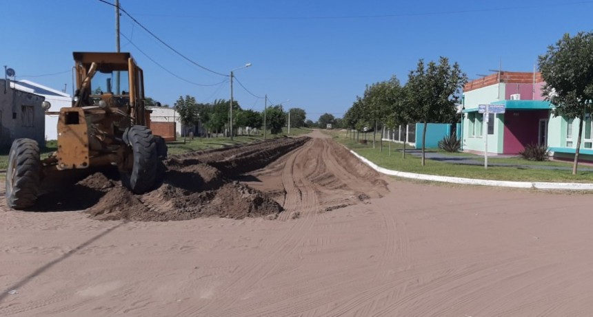 LUAN TORO: COMENZÓ LA NIVELACIÓN DE LAS CALLES PARA EL ASFALTO 