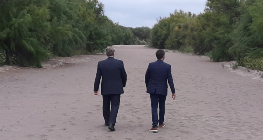 El Ministro Cabandié y el Gobernador Ziliotto caminaron por el cauce desértico del río Atuel