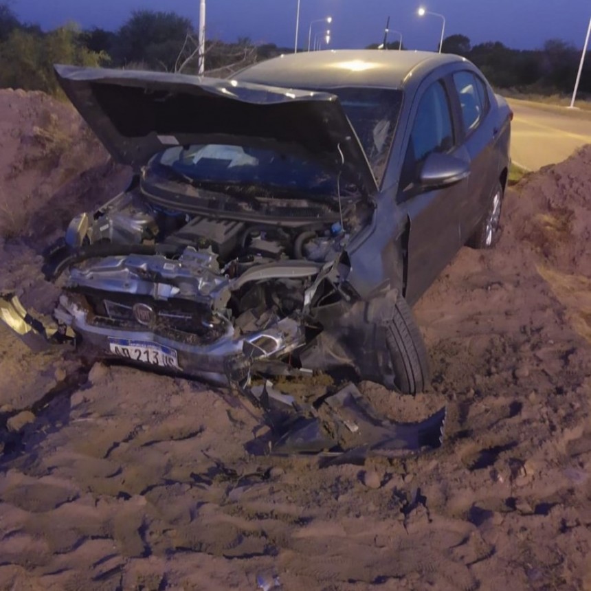ACCIDENTE EN LUAN TORO: Chocaron contra un montículo de tierra que bloquea a Luan Toro por la cuarentena
