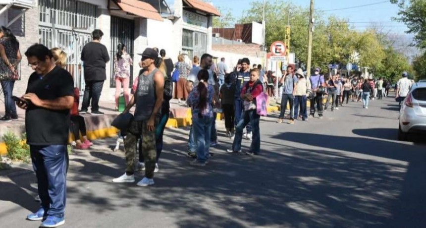 Confirman el primer fallecimiento por coronavirus en Mendoza , igual la gente violó la cuarentena realizando largas colas en los bancos
