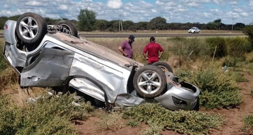 VUELCO EN CERCANIAS AL PUESTO CAMINERO