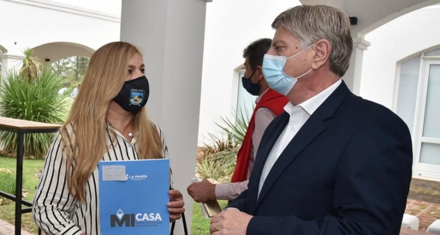 LUAN TORO: FIRMA CONVENIO PARA LA CONSTRUCCIÓN DE 5 VIVIENDAS