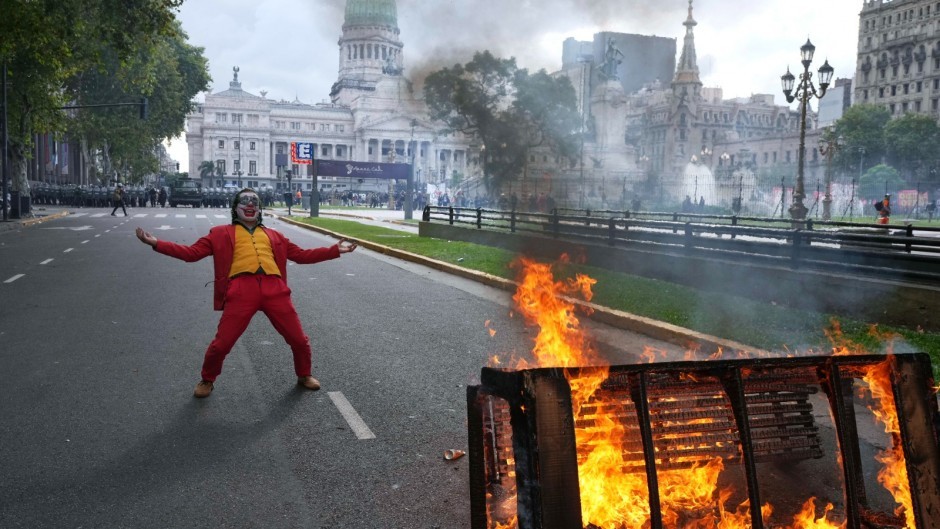 Máxima tensión: En la marcha de los jubilados y las hinchadas