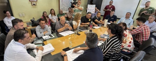 Acreditan sueldos a empleados estatales