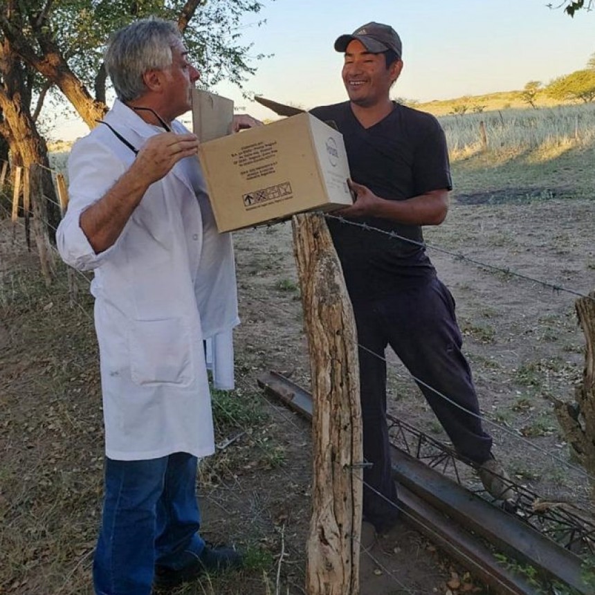 Arbol Solo: Recorre mas de 250km para entregar las tareas, alimentos y computadoras a sus alumnos