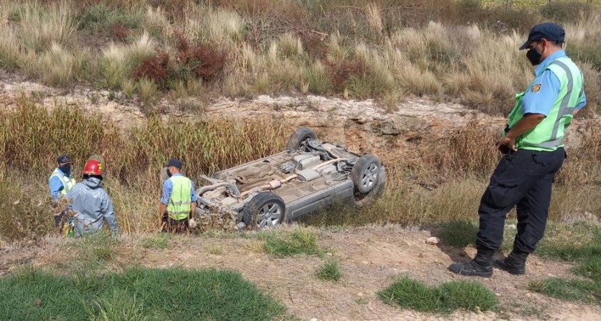 Un muerto luego de un vuelco en el acceso a Winifreda