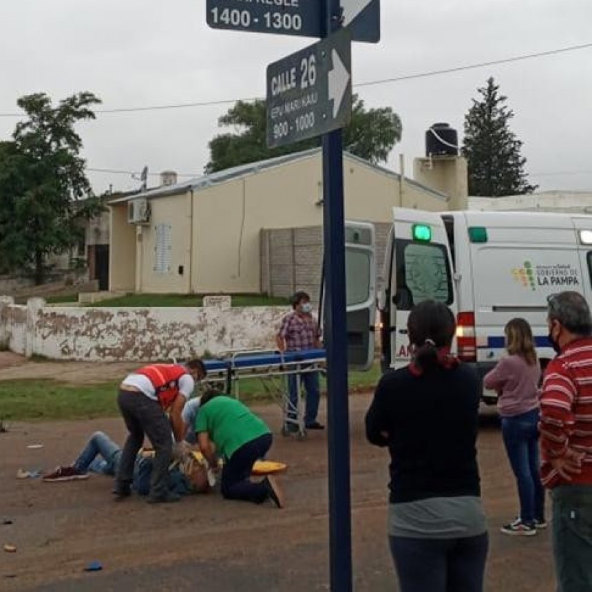 HAY UN LESIONADO EN EL CHOQUE ENTRE UNA MOTO Y CAMIONETA
