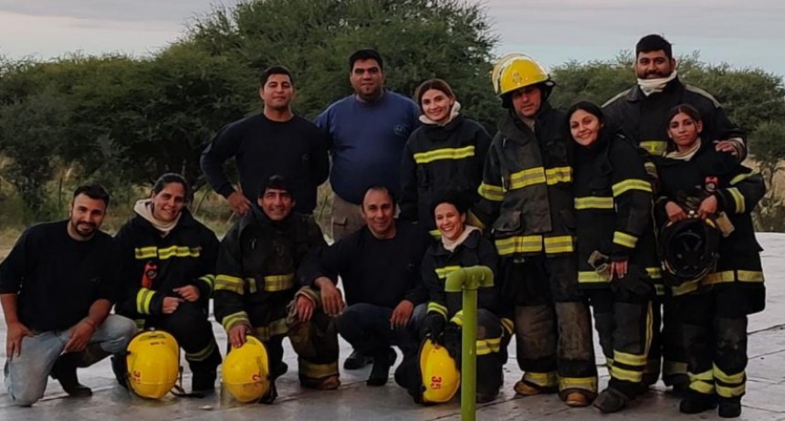 VICTORICA: BOMBEROS COLABORAN CON LIMPIEZA DE LA CISTERNA DE AGUA POTABLE