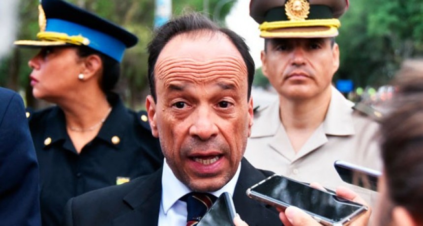 El policía no se lleva el arma para guardarla, debe portarla las 24 horas, aclaró di Nápoli