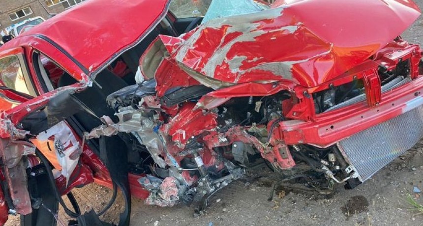 Un joven borracho robó un auto 0 km y lo chocó
