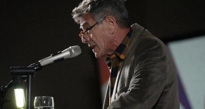 El fuerte discurso de Guillermo Saccomanno en la Feria del Libro...Esta es una Feria de la industria y no de la cultura