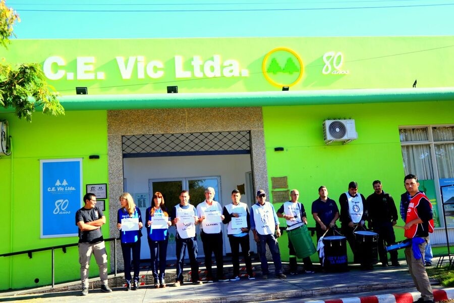 Victorica: protesta de empleados de la CEVIC frente a la cooperativa