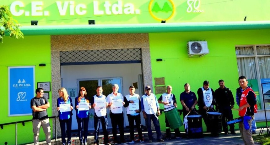 Victorica: protesta de empleados de la CEVIC frente a la cooperativa